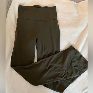 Women’s Lululemon Flare Pants Size 6!